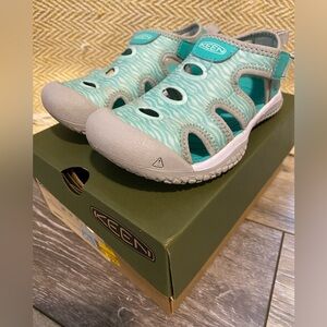 Toddler Keen water shoes size 10
